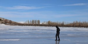 Erzurum'da yüzeyi buz tutan Tekederesi Göleti kışın tüm güzelliklerini yansıtıyor