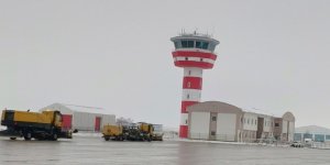 Ağrı Ahmed'i Hani Havalimanı'nda soğuk hava ve buzla mücadele sürüyor