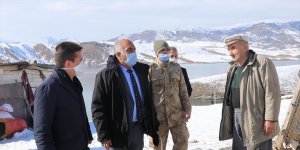 Erzincan'da kar ve tipide donma tehlikesi geçiren kişinin yardımına Mehmetçik yetişti