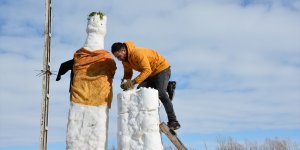 Kar yağışına sevinen Ağrılı kardeşler, 5 metrelik 'kardan gelin ve damat' yaptı