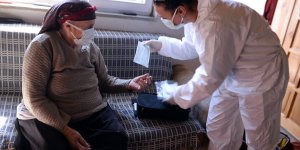 Sağlık görevlileri kırsaldaki yaşlılara Kovid-19 aşısı yapmak için yoğun mesai harcıyor