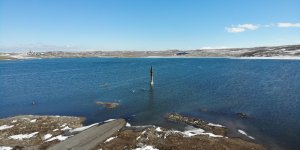 Kars'ta, cami minaresi ve eski yol sular altında kaldı