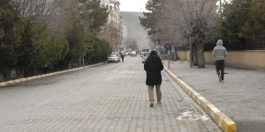 Kağızman'da beton bariyerler yoldan kaldırılarak araç ve yaya trafiğine açıldı