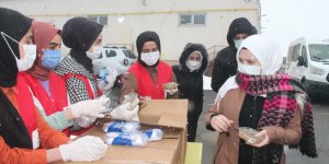 Kızılay Kadın Kolları gönüllüleri Berat Kandili nedeniyle helva dağıttı