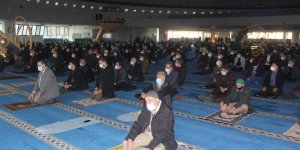 Erzincan'da cuma namazı öncesi cemaate covid-19 tedbirleri anlatıldı