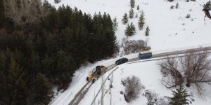 Kovid-19 aşısı yapmak için karlı dağları aşıp vatandaşın ayağına gidiyorlar