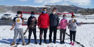 'Orda Bir Köy Var Uzakta' projesiyle Ardahanlı köy çocukları badminton ile tanıştı
