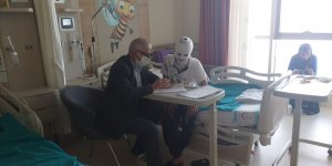 Kovada ki kaynar su üzerine döküldü, ölümden dönen çocuk ders çalışmayı bırakmadı