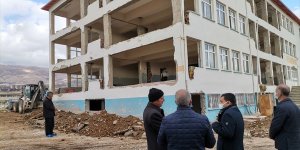 Baskil Kaymakamı Yılmaz'dan okul inşaatında inceleme