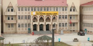 Van'da öğretmen ve öğrencilerin testi pozitif çıkınca eğitime ara verildi