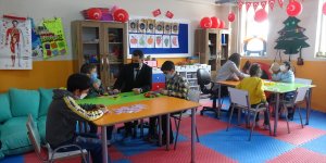 Kızılay gönüllüleri Van'da down sendromlu çocukların sınıfını boyayarak süsledi