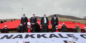 Varto'da Çanakkale şehitleri anısına dev Türk bayrağı açıldı