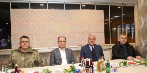 Başkale'de emekliye ayrılan yazı işleri müdürüne veda yemeği