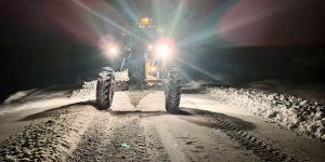 Erzurum'da "kar timleri" yolları açmak için gece gündüz çalışıyor