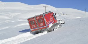 Ağrı'da yolu kapanan mezradaki hastaya paletli ambulansla ulaşıldı