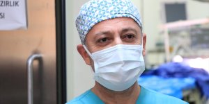 Kovid-19'la mücadele eden meslektaşlarına bağlama çalarak moral veriyor