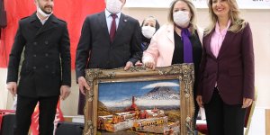 CHP Kadın Kolları Genel Başkanı Nazlıaka, Ağrı'da partisine katılan kadın üyelere rozet taktı