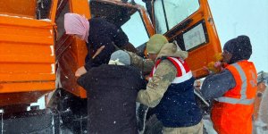 Van'da tipide mahsur kalanların yardımına ekipler yetişti