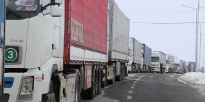 Ağrı-İran kara yolu yoğun tipi nedeniyle ulaşıma kapatıldı