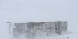 Ağrı'da yolcu otobüsü devrildi: 2 yaralı