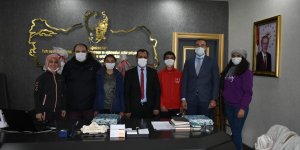 Kars'ta okullar arası atletizm yarışmalarında derece giren öğrenciler ödüllendirdi