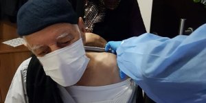 Erzincan'da aşı randevusu oluşturamayan vatandaşa Vali Makas'ın talimatıyla evinde aşı yapıldı