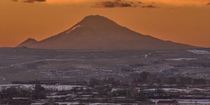 “Türkiye’nin çatısı” Ağrı Dağı, Kars’ta gün doğumunda bambaşka görünüyor