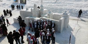 Ağrı'daki "1. Kar ve Buz Festivali"nde kardan heykeller ile milli kayakçıların gösterisi ilgi gördü