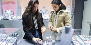 Rachel Araz ve Simay Kamer mağaza ziyareti yaptı, müşteriler için kombinler yarattı