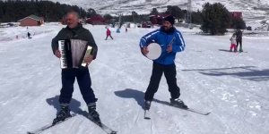 Enstrüman eşliğinde kayak keyfi