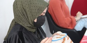 Geleneksel tel kırma eğitimi alan kadın kursiyerler birbirinden güzel nakış çeşitleri yapıyor