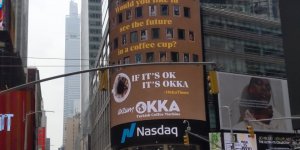 Arzum OKKA, New York'un Times Meydanı'nda