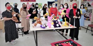 Anneler ve çocukları, ihtiyaç sahipleri için örgü bebek yapmaya başladı