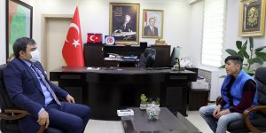 Ağrı'da rüzgarda yarıya inen bayrağı tekrar göndere çeken çocuğa akıllı telefon hediye edildi