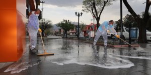Vaka sayısının en fazla artış gösterdiği illerden Erzincan'da cadde ve sokaklar dezenfekte edildi