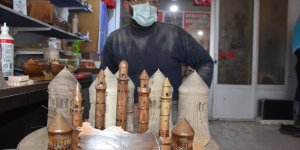 Hobi olarak başladı, şimdi tarihi yapıların maketini üretiyor