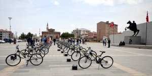 Kars'ta başarılı 39 öğrenci bisikletle ödüllendirildi