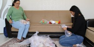 Kemoterapide gördüğü çocukların yüzlerini ördüğü bebeklerle güldürdü