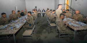 Ağrı Valisi Varol Ağrı Dağı eteklerinde Mehmetçikle iftar yaptı