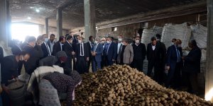 Bitlis'te depolarda kalan patatesler, ihtiyaç sahiplerinin sofrasına ulaştırılıyor