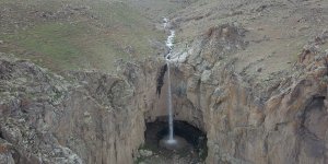 Van'da 40 metre yükseklikten akan Yaşar Kemal Şelalesi ilkbaharda coştu