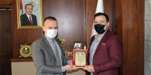 Milli Eğitim Müdürü Tekin, Çetintaş'a plaket takdim etti