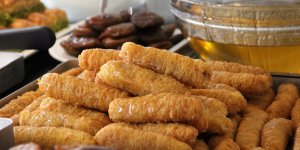 Ramazan ayının vazgeçilmez tatlısı kadayıf dolması, iftar sofraları için hazır