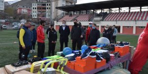 Hakkari Emniyet Müdürlüğünden spor kulüplerine malzeme desteği