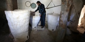 Elazığ'da atıl durumdaki kerpiç evde 200 yıllık olduğu tahmin edilen tahıl ambarları dikkati çekiyor