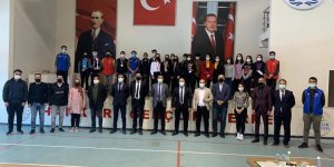 Yüksekovalı kolej öğrencileri birinciliği pasta keserek kutladılar