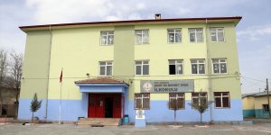 Iğdır'da şehit babasının talebi üzerine oğlunun adının yaşatıldığı okulun bahçesi ağaçlandırıldı