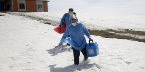 Sağlıkçıların nisan ayında karlı yollarda 'aşı' mesaisi