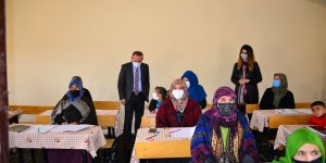 Vali Öner ve eşi, okuma-yazma kursunun ilk dersine katıldı