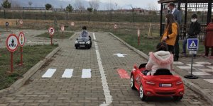 Minik öğrenciler akülü arabalar ile uygulamalı trafik eğitimi alıyor